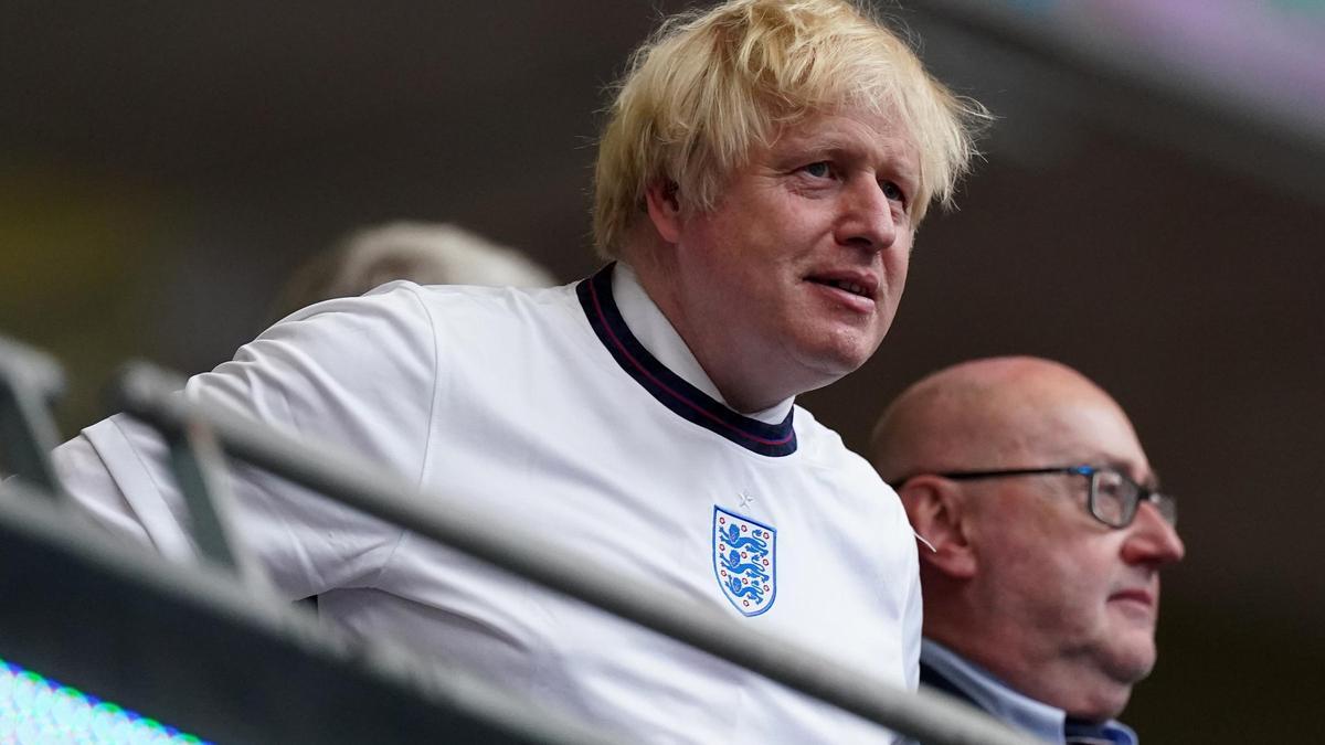 Archivo - El primer ministro Boris Johnson anima a la selección inglesa de fútbol en la pasada Eurocopa