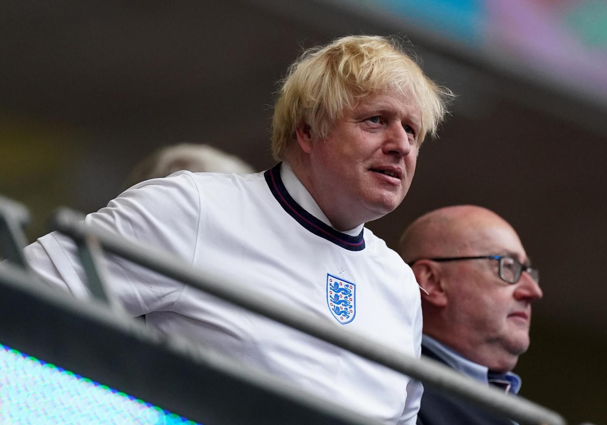 Archivo - El primer ministro Boris Johnson anima a la selección inglesa de fútbol en la pasada Eurocopa