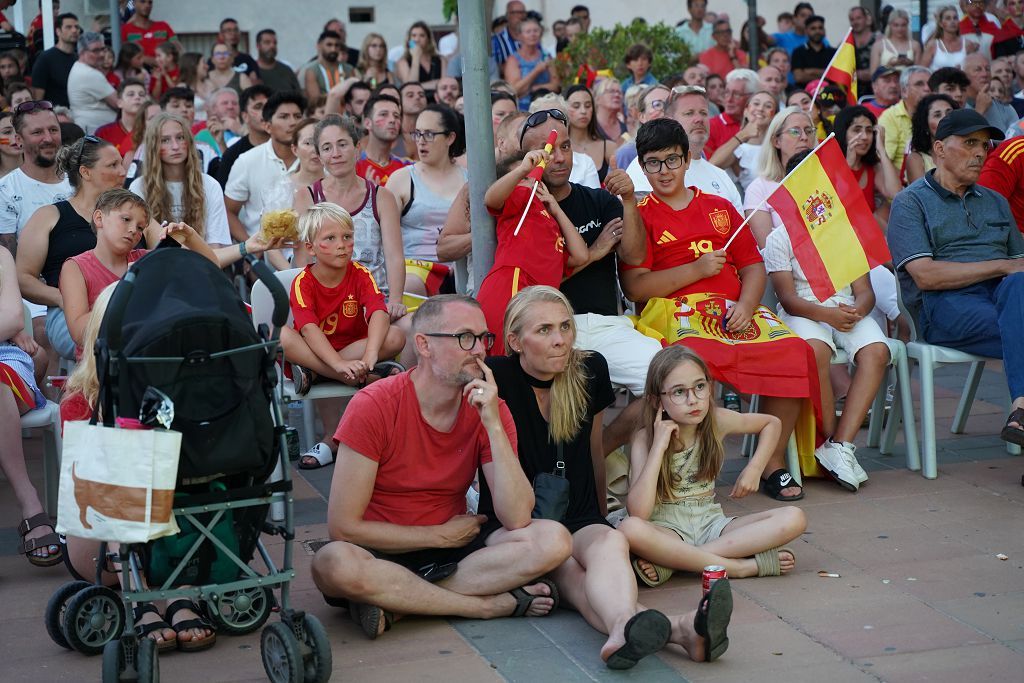 Un grupo de aficionados ingleses sigue la final desde Los Alcázares