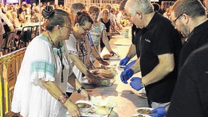 Alcalà degusta 1.500 raciones de ‘tombet de bou’ en sus fiestas
