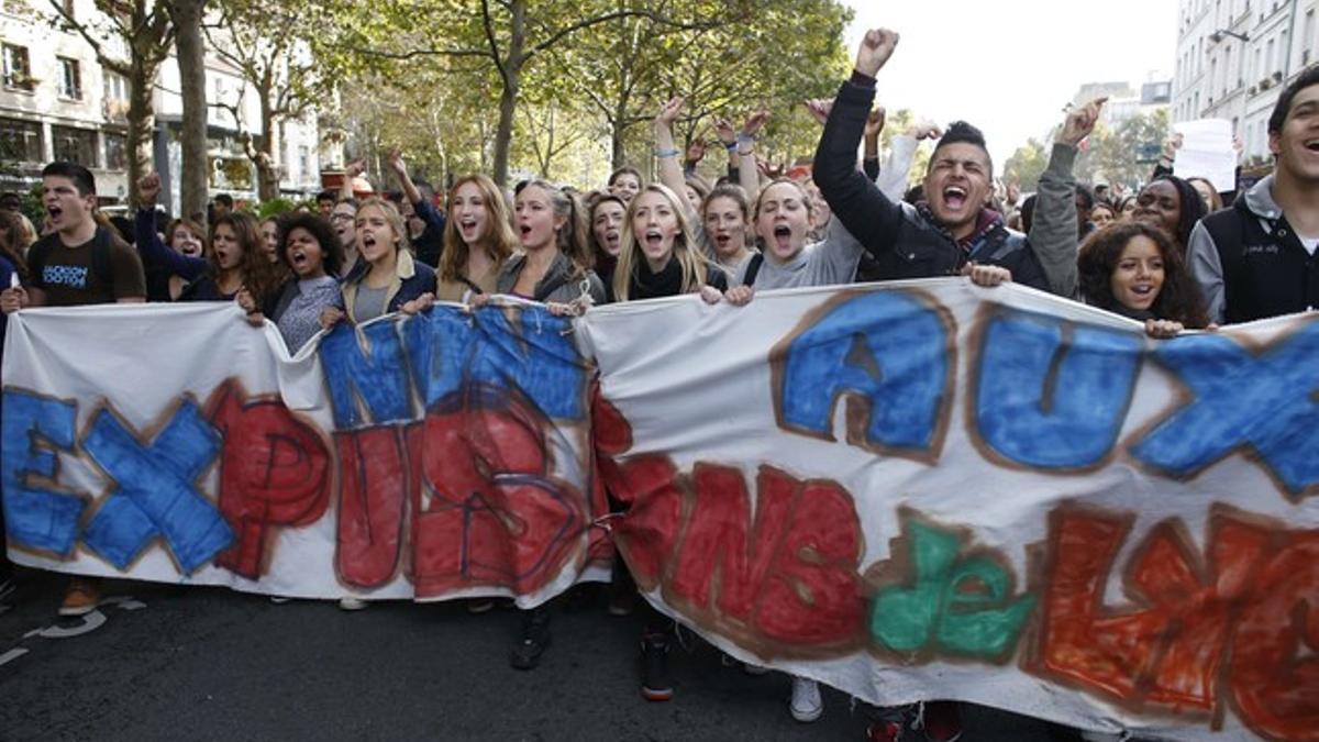 Jóvenes parisinos sostienen una pancarta que reclama el fin de las expulsiones de alumnos extranjeros.