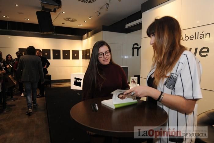 Rozalén, en la firma de discos y libros en FNAC