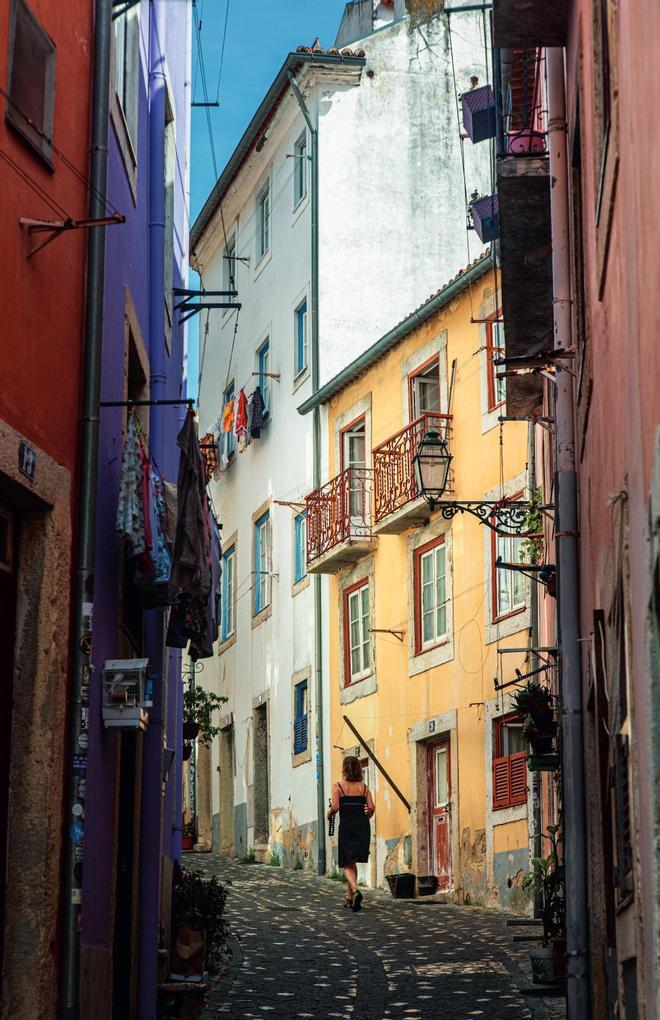 Caminando por una calle lisboeta