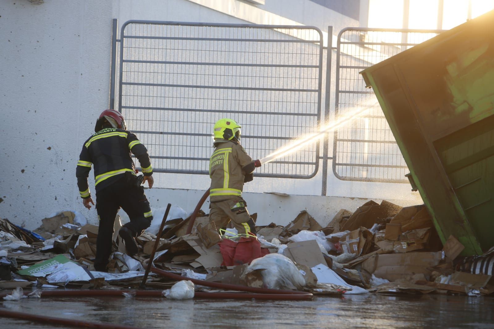 Los bomberos sofocan un incendio en Decathlon Alicante
