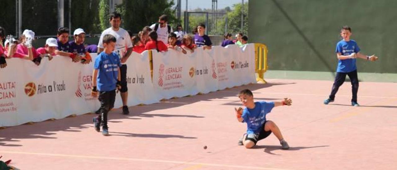 Un partit entre xiquets dins de la «Pilota a l&#039;escola».