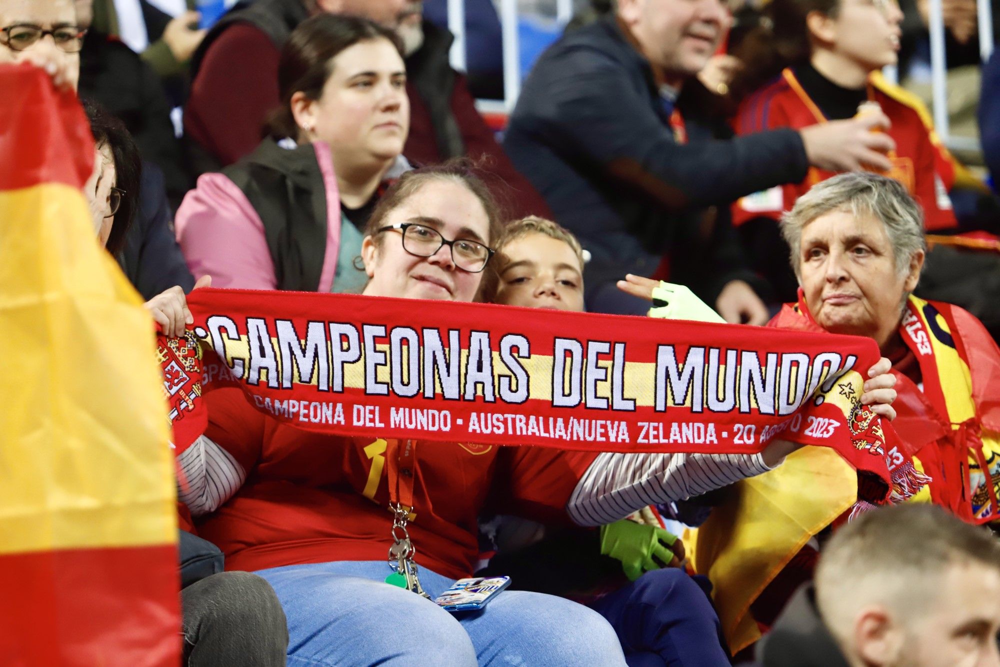 La grada de La Rosaleda vibra con la selección femenina de fútbol