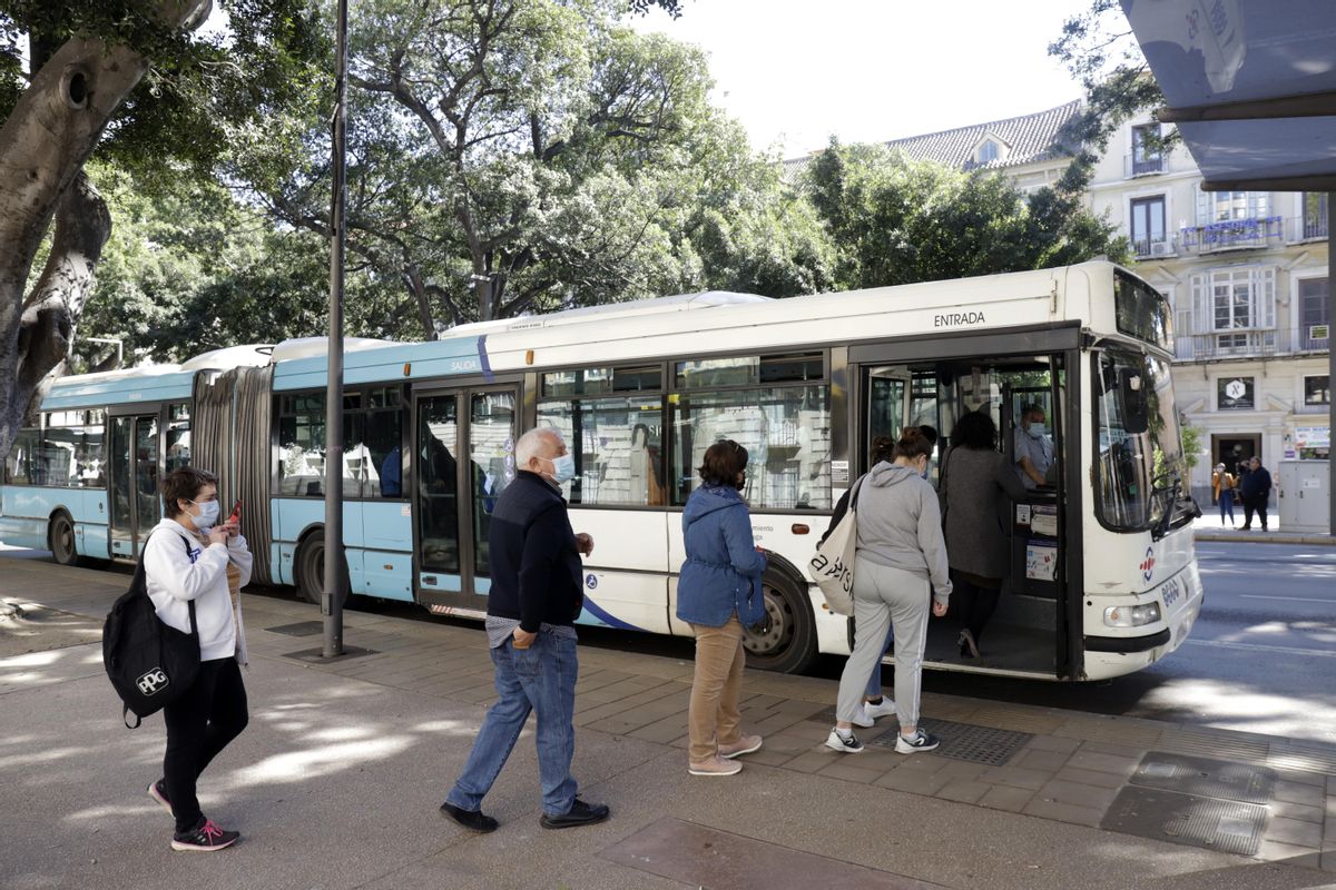 Pasajeros se suben a un autobús de la EMT en la Alameda Principal.