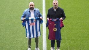 Manolo González, técnico del Espanyol, y Hansi Flick, el entrenador del Barça, posan antes del derbi en Montjuïc.