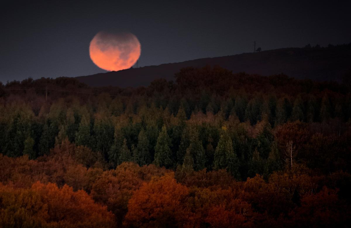 El eclipse parcial de luna visto desde Palas de Rei, en Lugo.