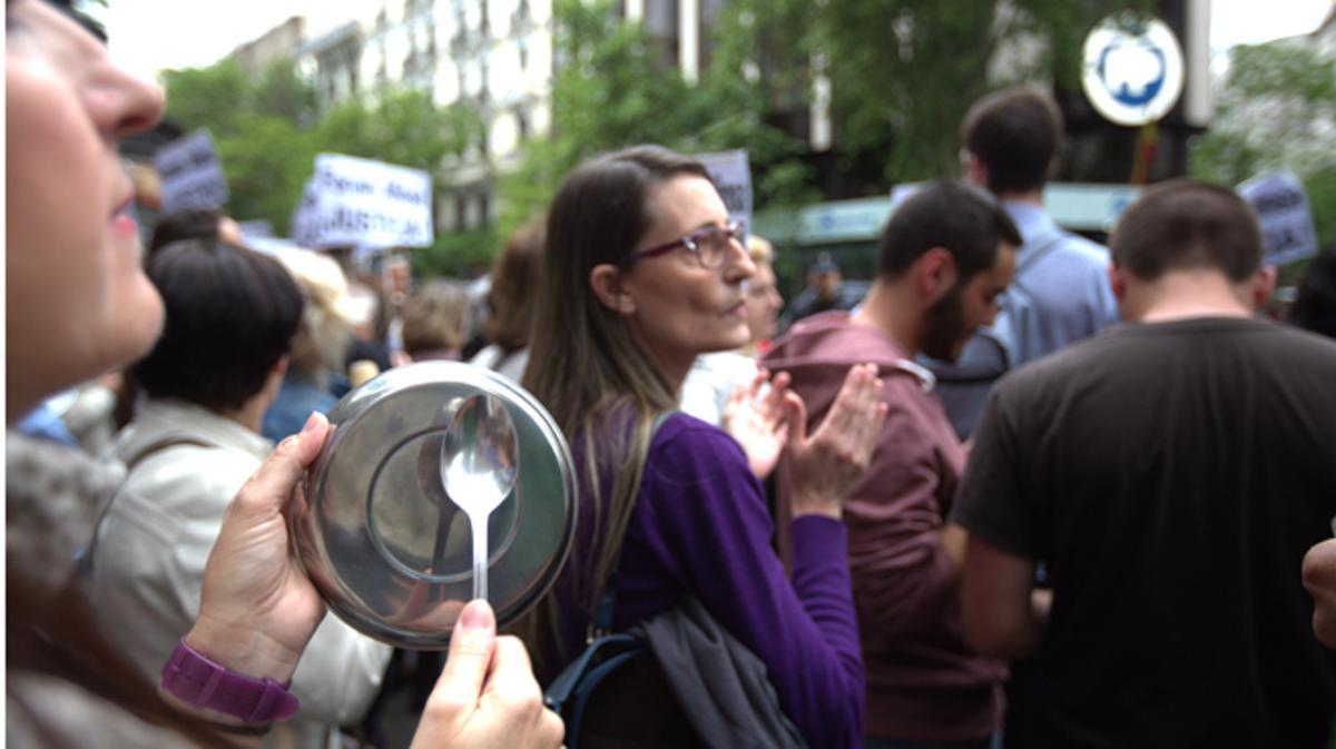 >Los manifestantes han coreado en la calle Génova consignas como ¡Manos arriba, esto es un atraco! o ¡No es un partido, es una mafia!