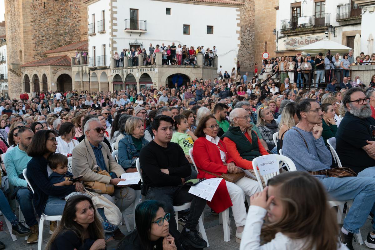 Carroza del Teatro Real en la Plaza Mayor de Cáceres.