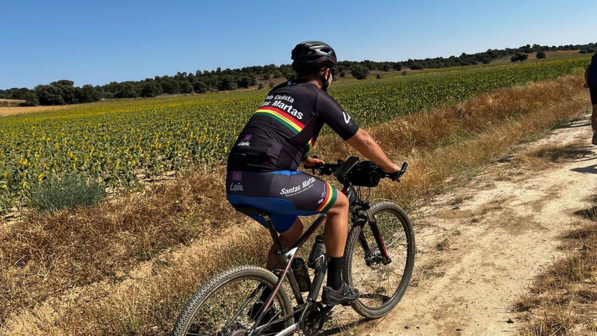 Iniciativas Ropelanas lleva a casi medio centenar de personas a una ruta ciclista en su verano cultural