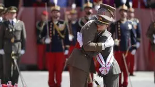 El rey Felipe VI abraza a su hija Leonor para nombrarla dama alférez cadete en su último día en Zaragoza