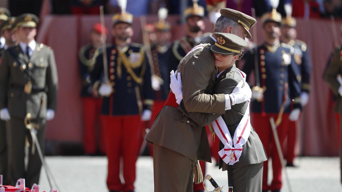 La princesa Leonor recibe, de manos de su padre, el despacho de alférez y acaba su formación militar en Zaragoza