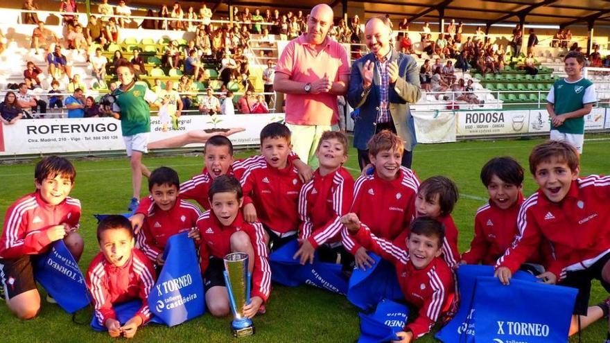 Los jugadores del Celta con el trofeo de campeón. // José A. Díaz