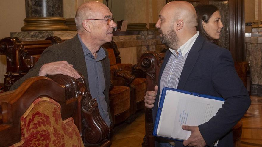 El portavoz del BNG, Francisco Jorquera, habla con el vocero municipal, José Manuel Lage. | | CASTELEIRO /ROLLER AGENCIA