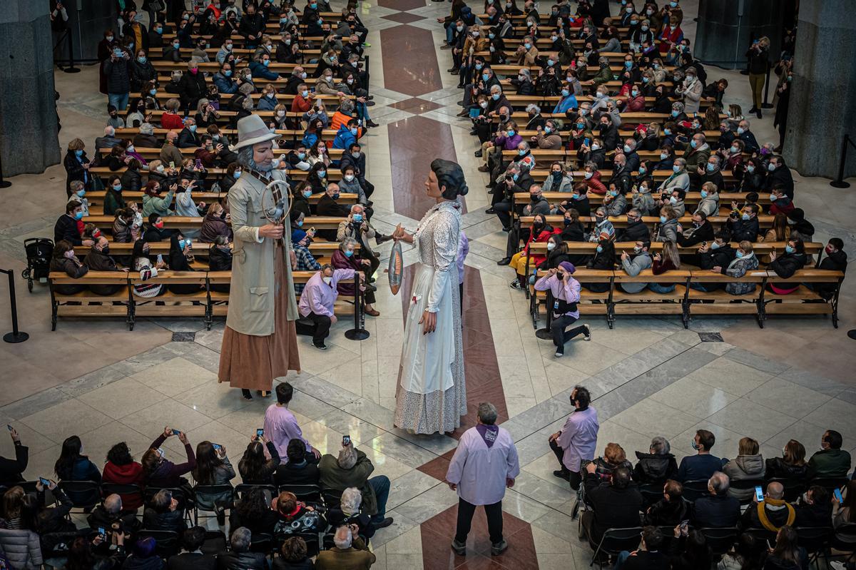 Los gigantes de la Sagrada Família, Pere y Pepa, dentro de la basílica.