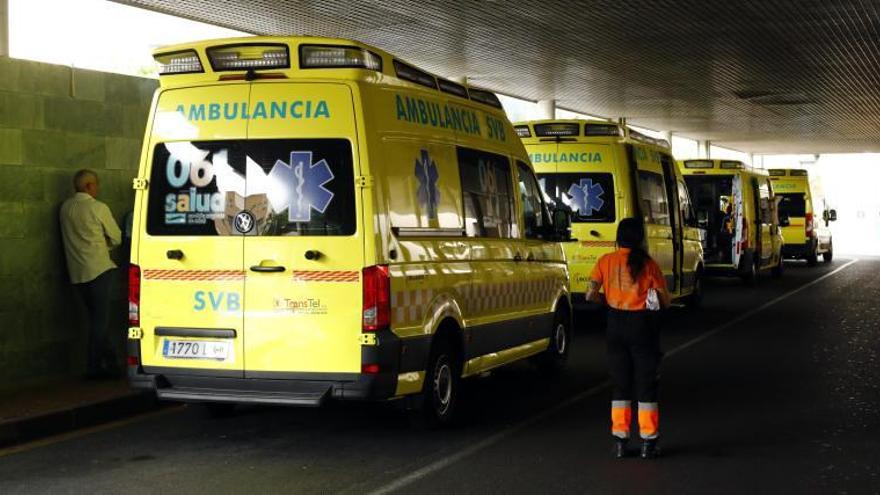 Varias ambulancias, a las puertas del hospital Miguel Servet, en una imagen de archivo.