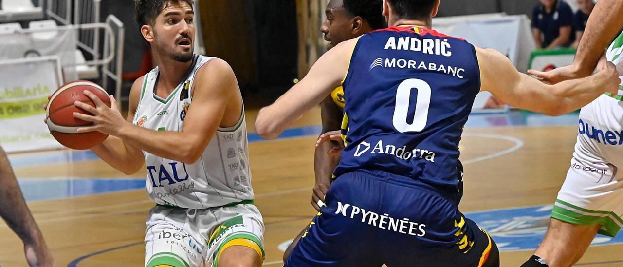 Óscar Alvarado, frente a Mihalo Andric, en el 73-81 del TAU Castelló ante el MoraBanc Andorra.