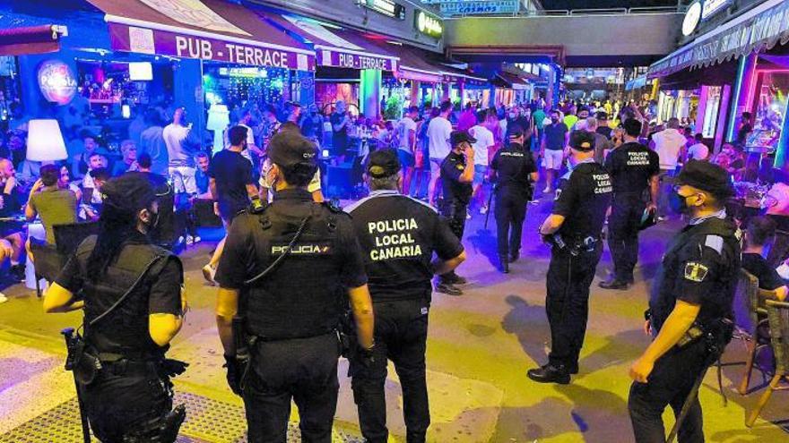 La policía inteviene en las aglomeraciones del pasado fin de semana en el centro comercial Yumbo de Playa del Inglés, en Gran Canaria. | | ANDRÉS CRUZ