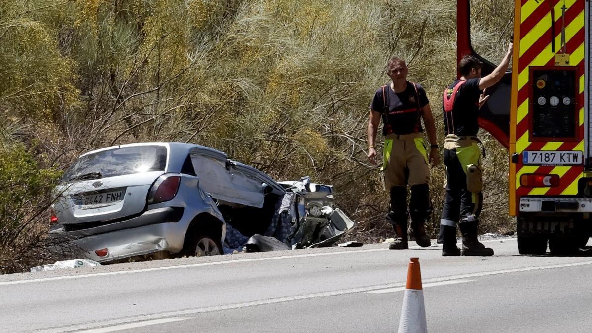 Los Bomberos desplazados junto a uno de los coches siniestrados en la carretera que une Castilblanco y Burguillos.