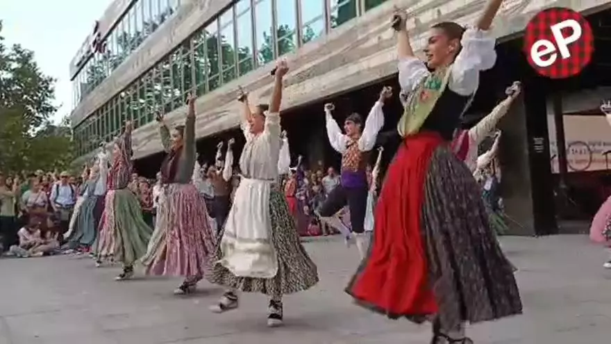 Un grupo de jotas vuelve a cantar la canción del momento en estas Fiestas del Pilar: "La Morocha"