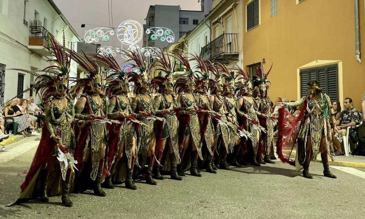 Una comparsa en un desfile de Moros y Cristianos en Montaverner.