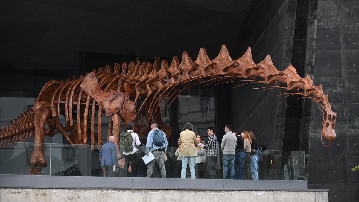 En imágenes | El dinosaurio más grande conocido conquista el Caixaforum de Zaragoza