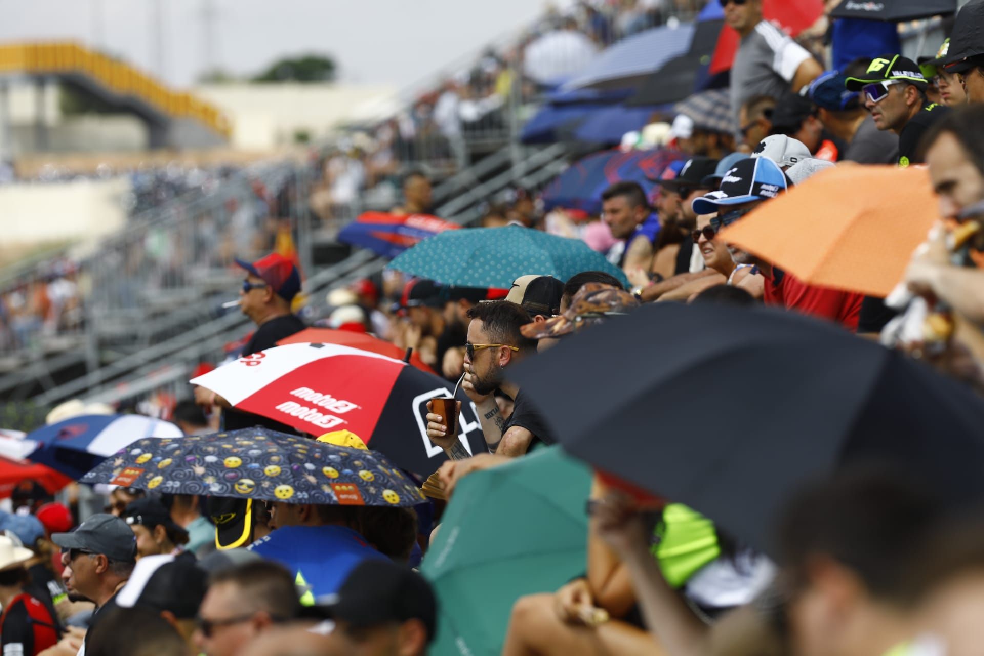En imágenes | El público vuelve a disfrutar de los mejores motociclistas del mundo en Motorland