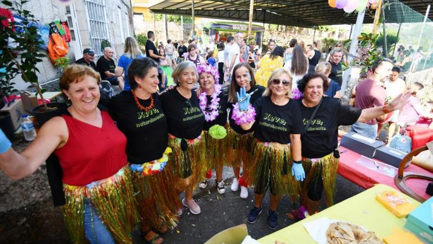 Unas vecinas disfrazadas de hawaianas.   | // G.S. 