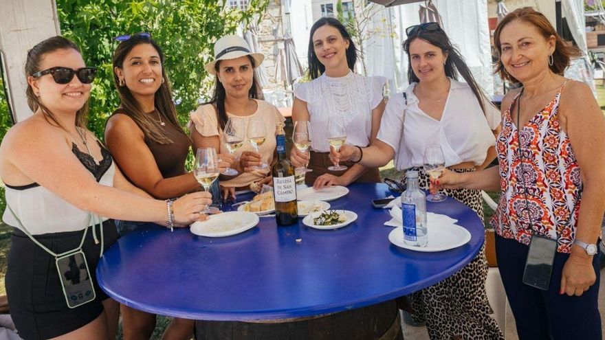 Asistentes ayer a la Feira do Viño do Rosal, que se celebra en la Praza do Calvario. | D.P.