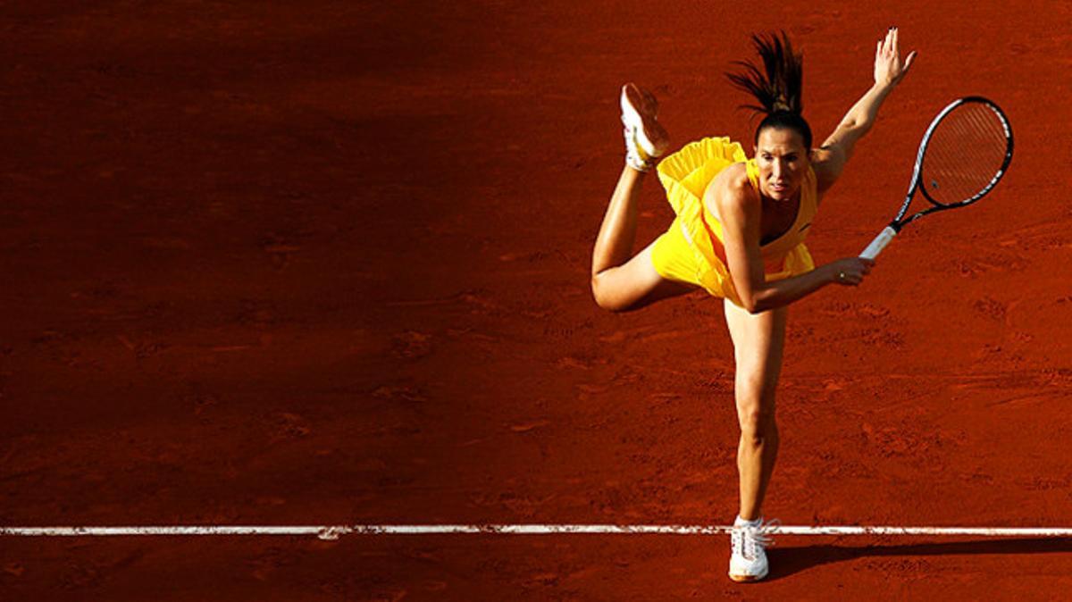 Jelena Jankovic, durant el partit contra Daniela Hantuchova, a Roland Garros, ahir, a París.