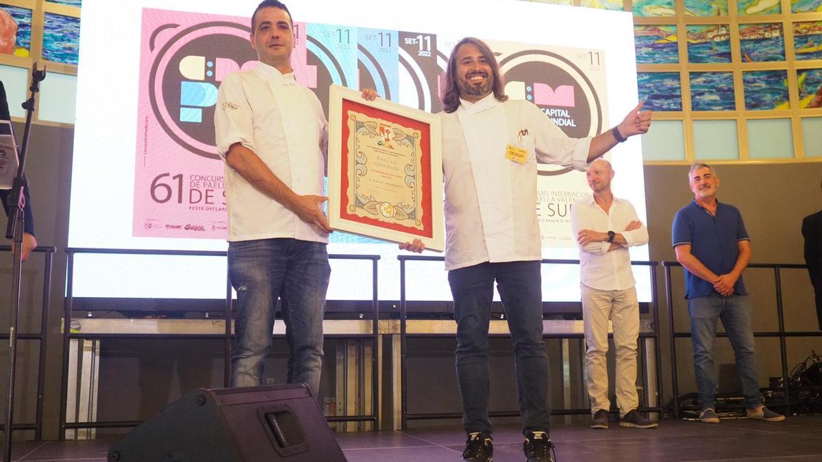 Premio para el restaurante Atlántico 57 de A Coruña en el concurso de paellas del Ayuntamiento de Sueca (Valencia).