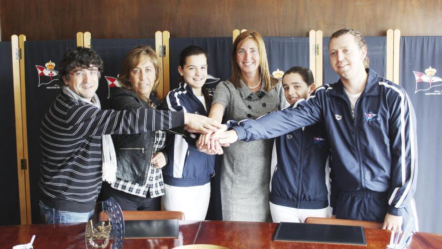 Viviana García (centro), con las hermanas Barbier y sus entrenadores.