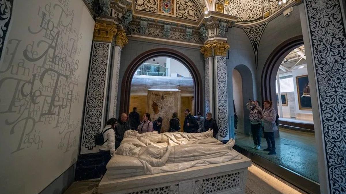 Unos turistas visitan el mausoleo de los Amantes de Teruel.
