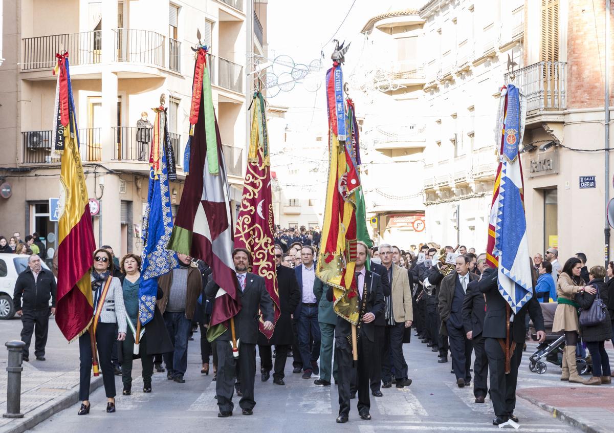 Las banderas de las comparsas salen en pasacalles el Día del Cabildo.