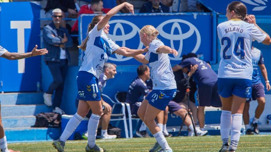 Aleksandra Zaremba felicita a Laupstad tras la jugada del tercer gol de Costa Adeje. | UD TENERIFE