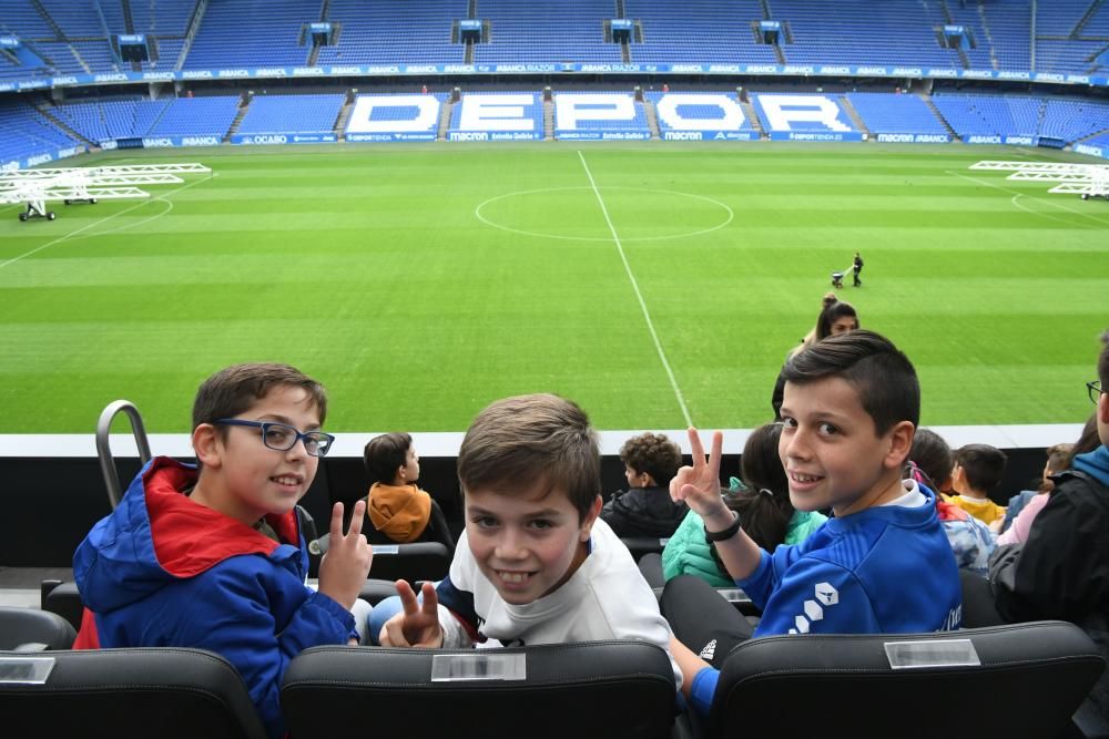 Los estudiantes han realizado un recorrido por los rincones del estadio de Riazor - Han conocido a los jugadores Martí Vilà, del Fabril, y Silvia y Cris, del Dépor Abanca