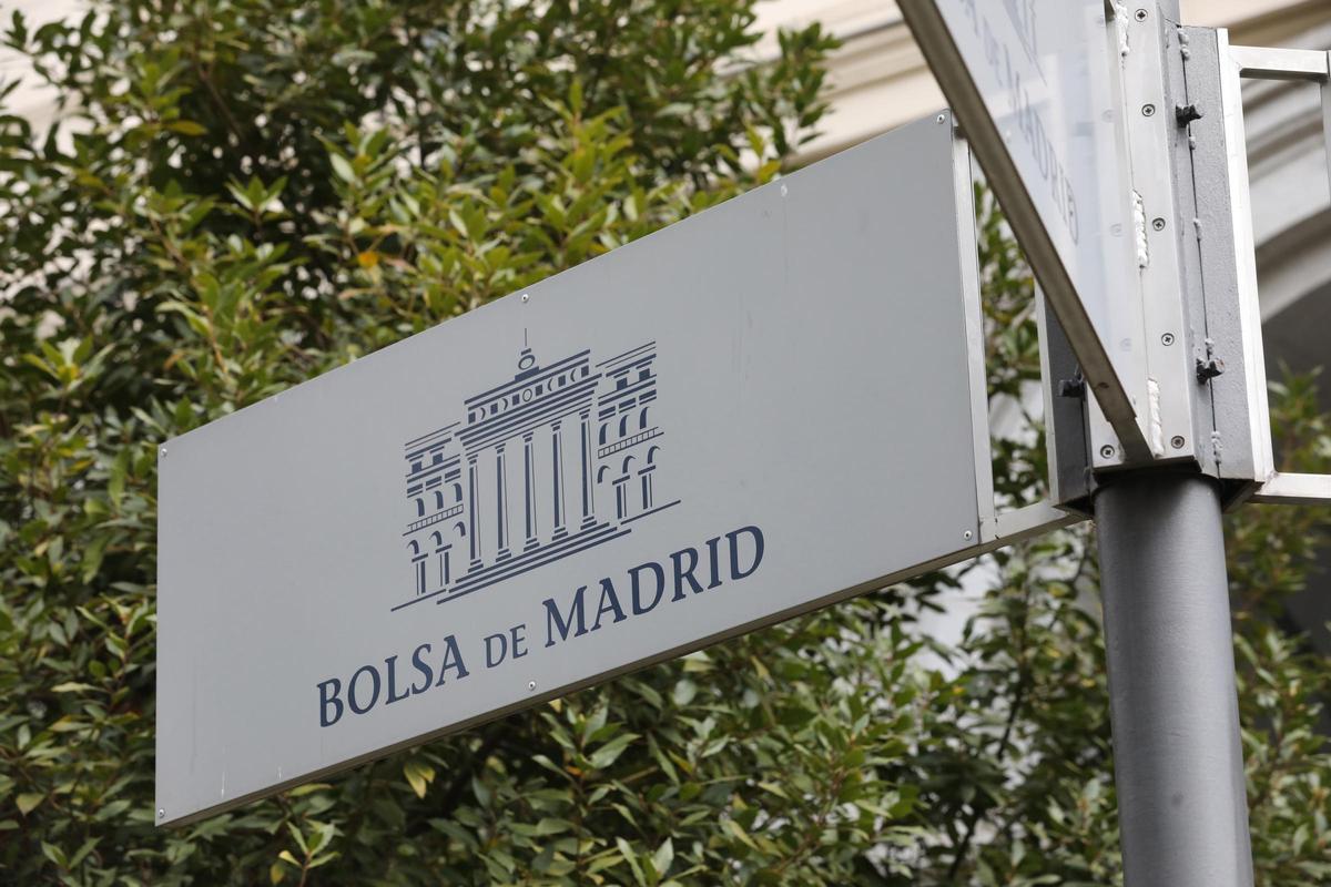 Archivo - Cartel colocado en las inmediaciones del edificio de La Bolsa de Madrid en Madrid (España) Archivo - Cartel colocado en las inmediaciones del edificio de La Bolsa de Madrid en Madrid (España)