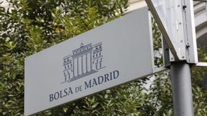 Archivo - Cartel colocado en las inmediaciones del edificio de La Bolsa de Madrid en Madrid (España)