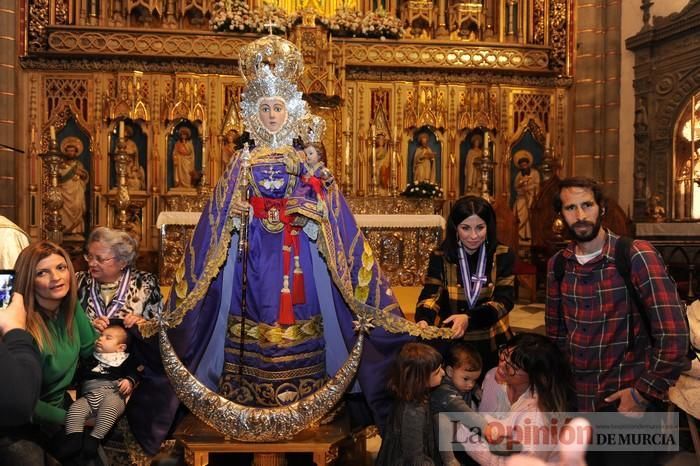 Los niños pasan por el manto de la Fuensanta