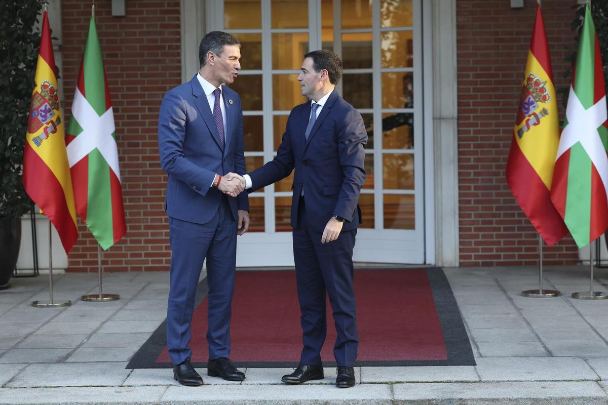 Sánchez y Pradales cierran el traspaso de ordenación del litoral y cinematografía