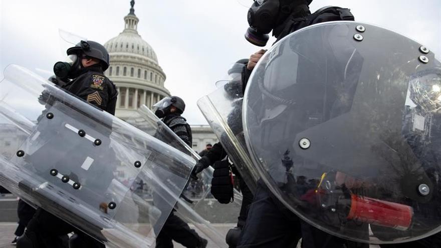 La Policía de Washington, ante el Capitolio.