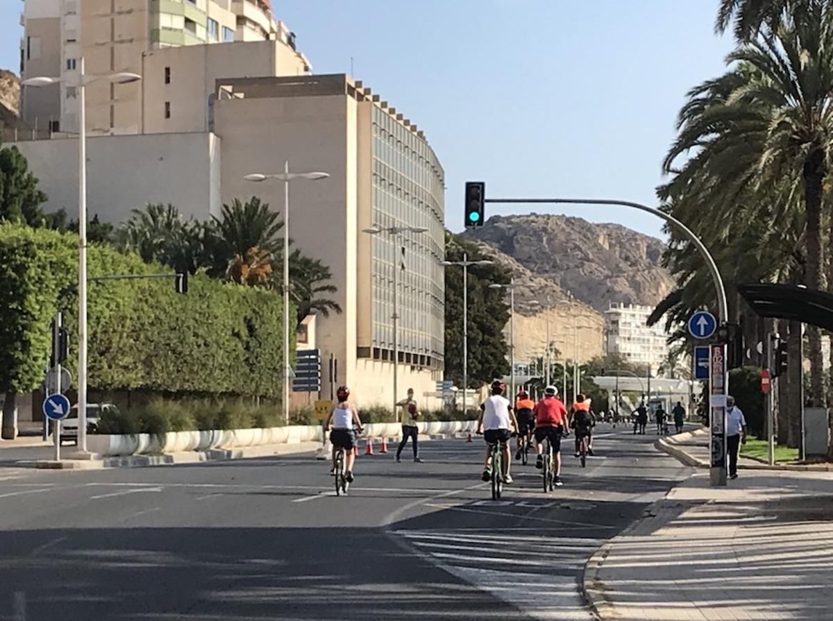 Cicloturistas camino de la Albufereta en el espacio reservado los domingos para la ciclovía
