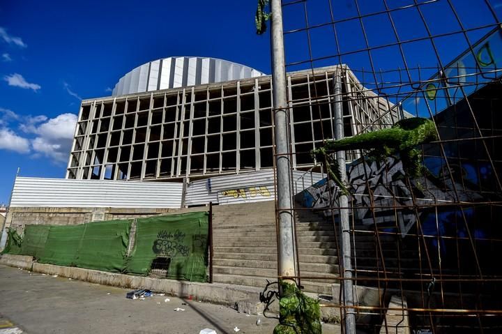 EDIFICIO A MEDIO HACER DEL PALACIO DE ...