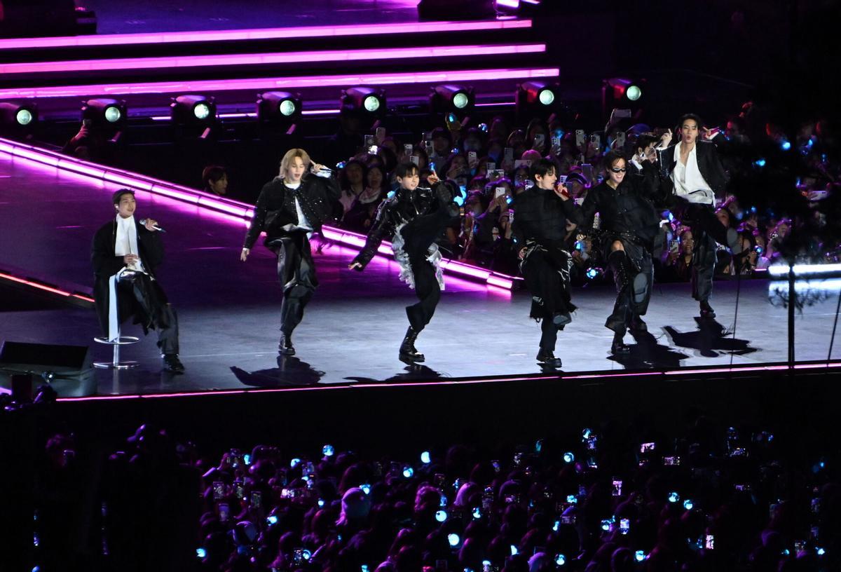 Seoul (Korea, Republic Of), 21/03/2026.- K-pop group BTS performs onstage during the 'BTS THE COMEBACK LIVE | ARIRANG' concert at Gwanghwamun Square in central Seoul, South Korea, 21 March 2026. The free concert is the band's first performance in nearly four years. (Corea del Sur, Seúl) EFE/EPA/Kim Min-Hee / POOL EDITORIAL USE ONLY. EDITORIAL USE ONLY