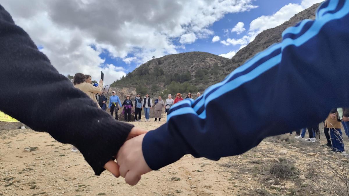 Un momento del "Abrazo a la tierra" para protestar contra las plantas solares en Elda