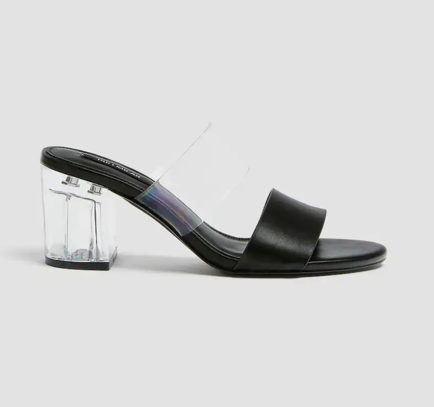 Sandalias en color negro con tacón transparente de Pull&Bear