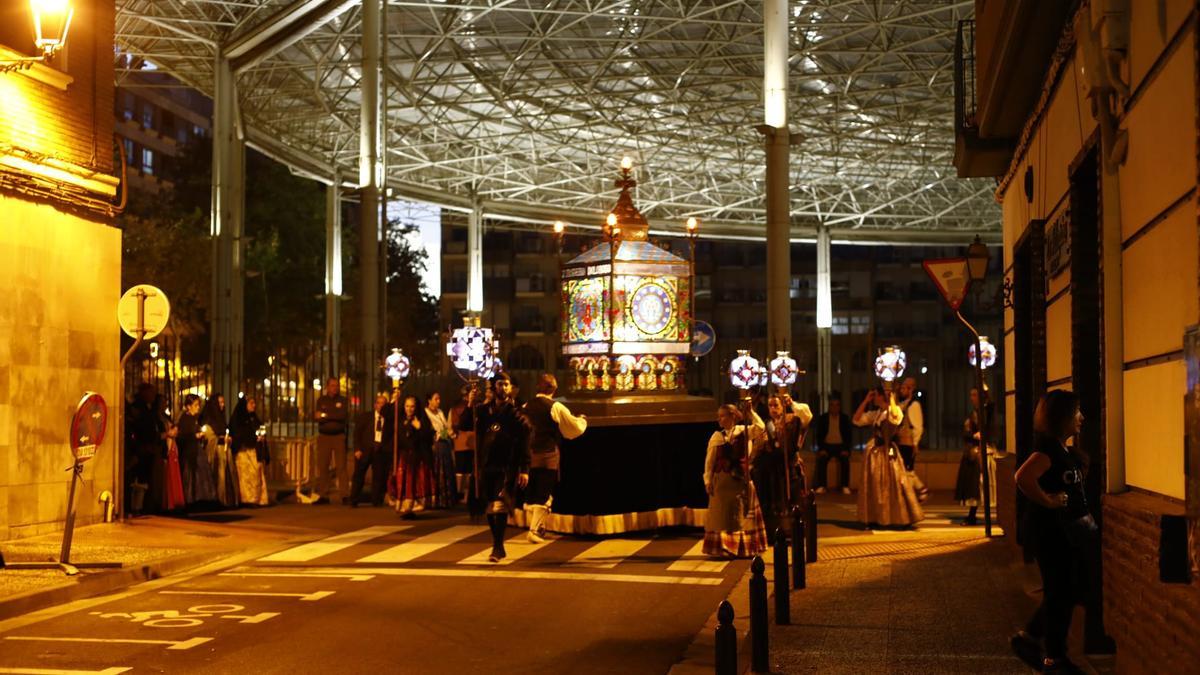 El Rosario de Cristal brilla en la noche de Zaragoza