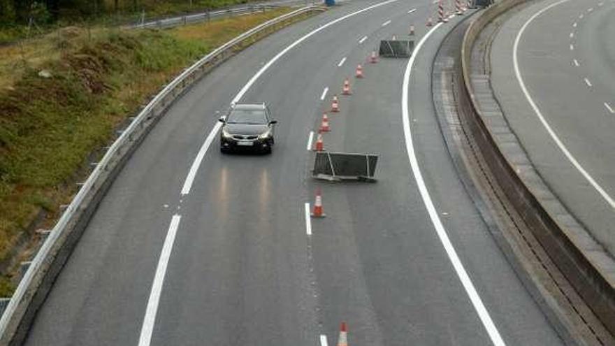 Obras de asfaltado de la autovía de O Salnés. // Noé Parga